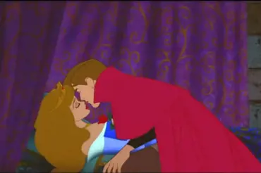 Princ líbá Šípkovou Růženku. Sexuální poselství, pryč z osnov, žádá matka