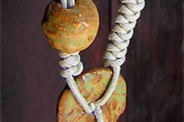 Hadí náhrdelník z čínských uzlů, symbol ochránkyně pokladů