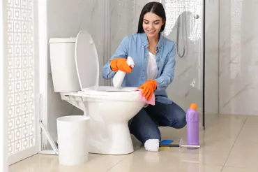 Super trik, jak vyčistit záchod: Úklidová influencerka také radí, co pomůže i na zažloutlé prkénko
