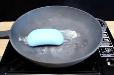 ZAJÍMAVÉ VIDEO: Co se stane, když dáte mýdlo, zubní pastu a hubku na rozžhavenou pánev?