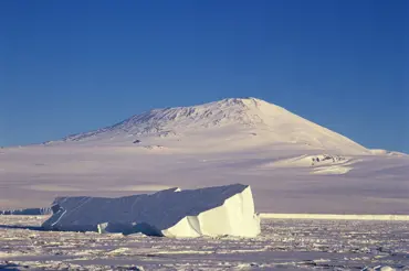 Na Antarktidě vědci našli jeskyni s pokojovou teplotou. Je v ní zcela jiný svět