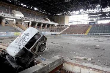 Podívejte se na pustý stadion před zbouráním. Nástupce je ve hvězdách