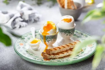 Geniální trik Zdeňka Pohlreicha jak uvařit u vejce naměkko dokonalý žloutek