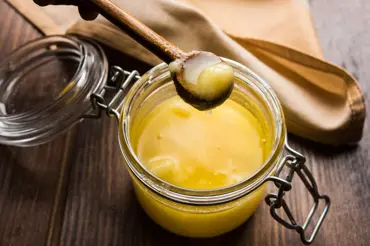 Přepuštěné máslo neboli ghí vydrží i roky. Jak ho jednoduše vyrobit doma?