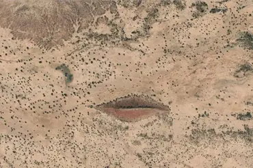 Google zachytil v súdánské poušti obří rudé rty. Prohlédněte si zvláštní útvar
