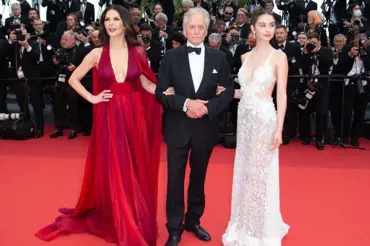 Nepřehlédnutelný dekolt Catherine Zeta-Jones i Helen Mirren, která nestárne: Móda z Cannes