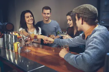 10 sázek s přáteli, které vždycky vyhrajete: Znáte trik s tisícikorunou a lahví? Geniální, podívejte