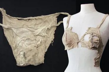 Jak v minulosti ženy řešily menstruační propriety: svázanými košilemi a slámou