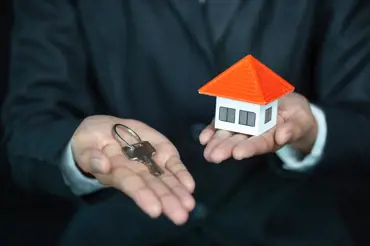 Flipování bytů a domů: Vydělat nákupem a prodejem bydlení by chtěl každý, ale jde to bez rizika?
