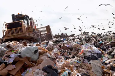Brabcovo ministerstvo ustupuje od plošného zákazu skládkování odpadků