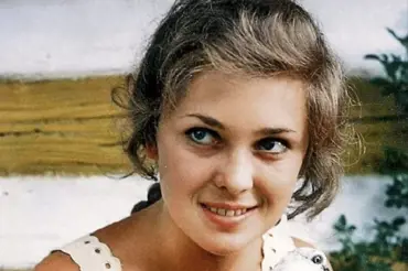 Krásná slavná česká herečka si na snímku z raného mládí vůbec není podobná. Kdo má postřeh, pozná ji hned