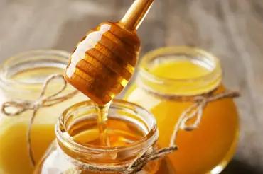 Drahocenný med: Co značí, když tuhne, kdy léčí a jak poznat kvalitu. Patří do horkého čaje?