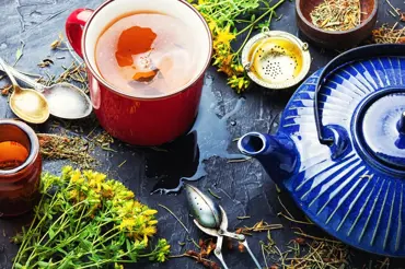 Gurmáni z Anglie odhalili svá tajemství: 7 běžných ingrediencí, které úžasně vylepší chuť čaje