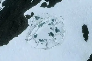 Tající led odkryl na Antarktidě podivné struktury podoby moderního města. Vědci se k nim snaží dostat