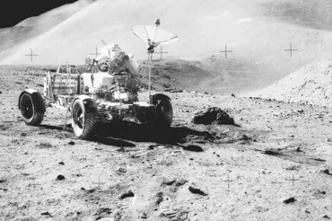 Vědci našli podivný objekt v měsíčním kráteru. Může vysvětlit tajemství života