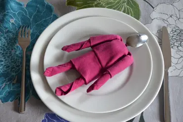 Origami na talíři oživí stolování: Z ubrousku a lžičky vykouzlíte loutku
