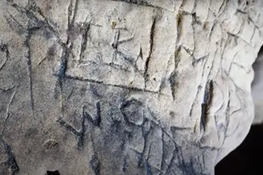 Pekelná jáma: jeskyně zdobená záhadnými symboly skrývá tajemný svět. Nikdo neví, co je na dně