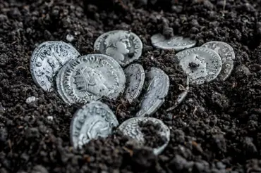 Dělníci opravovali potrubí a vykopali poklad. 600 kg mincí má cenu miliard korun