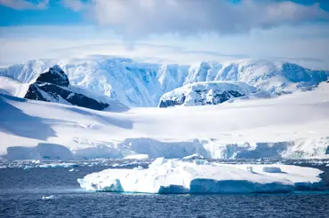 Vědci objevili pod ledem Antarktidy zázrak. Podívejte na obrovskou prastarou zemi zamrzlou v čase