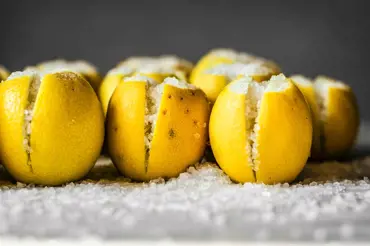 Rozkrojte citron křížem a nasypte do něj sůl. Geniální trik italských hospodyněk si zamilujete