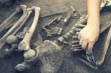 Vědci odkryli hrob z doby bronzové a zůstali v šoku. Obsahoval kostru obra se třema rukama. Podívejte
