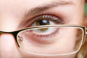 Brýle, nebo kontaktní čočky? Dioptrické, barevné, denní?