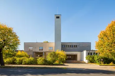 Funkcionalistický kostel Českobratrské církve evangelické v Lounech ukrývá cenné varhany