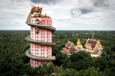 Video dne: Míříte do Thajska? Dračí chrám Wat Sam Phran vám ukáže jinou stránku země