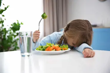 Lékaři upozorňují: Dětem nevadí zelenina a ovoce, odmítají jíst barevné jídlo!