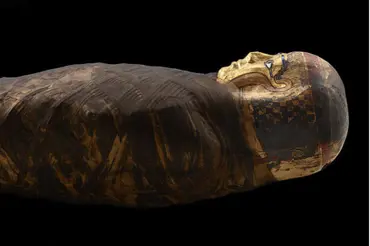 Vědci zrekonstruovali tvář mumie Pozlacené dámy, největší krásky starého Egypta. Byl to divný ideál krásy