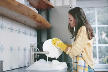 10 triků pro všechny, kteří nesnáší mytí nádobí. Ušetří vám čas i energii