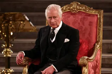 Zmatky kolem korunovace krále Karla III. způsobuje svým chováním i princ Harry