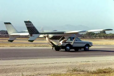 Tohle šílené létající auto není Photoshop. Mělo se v 70. letech vyrábět. Zabilo ale svého tvůrce