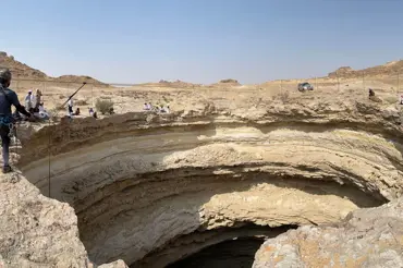 Vědci se spustili na dno děsivé Pekelné jámy v Jemenu. Natočili dechberoucí svět plný zázraků