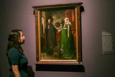 Prohlédněte si slavný van Eyckův obraz. Kdo je záhadná postava v zrcadle?