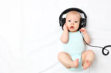 Vědci doporučili písně a melodie, které vám uspí dítě. Hudbu pro děti podpoří i správné chování rodičů