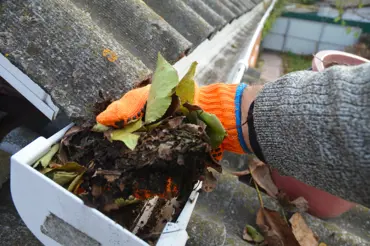 Jak připravit střechu na zimu: Vyčistěte okapy a krytinu od mechu jako profesionálové