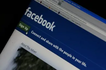 Označování falešných zpráv na Facebooku nefunguje, říká nová studie