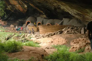 Kome Caves: Tyto šílené domy obývají nejubožejší z nejubožejších. Skryli se zde před útoky kanibalů