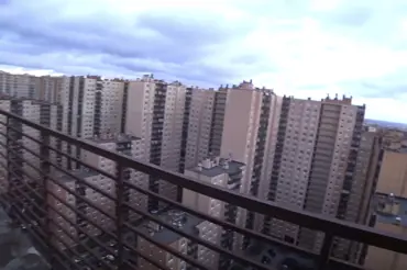 V šíleném monstrózním petrohradském paneláku bydlí 20 tisíc lidí. Tohle se může stát jen v Rusku