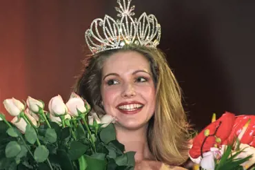 Pamatujete na první Miss ČR Evu Kotulánovou? Je jí už 49 let. Neuvěříte, jak dnes vypadá a čím se živí