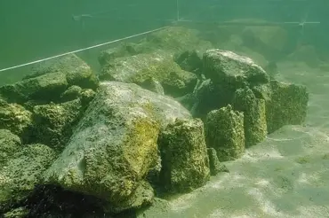 Vědci ve Švýcarsku nalezli podvodní Stonehenge. Jde o objev století, radují se