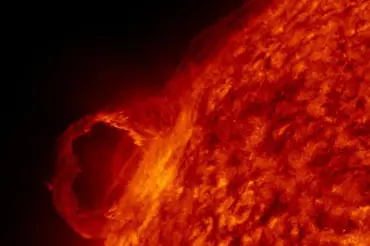 Podívejte na nové úžasné záběry: Od Slunce se urval kus žhavé masy a proměnil se v obří tornádo