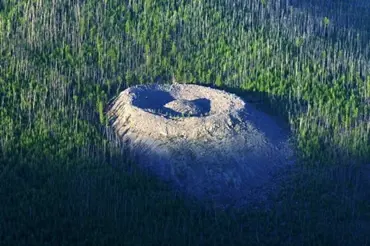 Na Sibiři se objevil obří radioaktivní kráter. Nejspíše je vesmírného původu