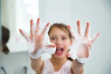 Mytí rukou mýdlem: Stále nejlepší způsob prevence infekcí. Stačí 20 sekund