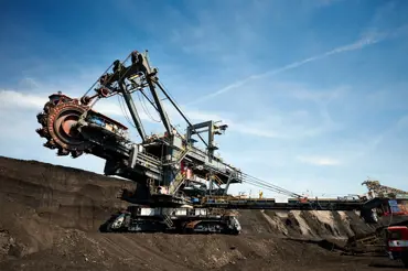 Tykačovy těžební firmy škrtají v nákladech na lidi i stroje