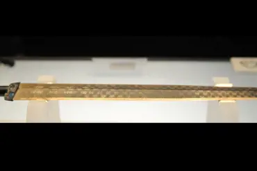 Ve starověkém čínském hrobě vědci našli zázrak: Skvostný, zcela nedotčený meč neumí vysvětlit