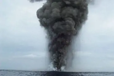 Podmořská sopka Kavachi vybuchla a vyvrhla z nitra zmutované žraloky. Vědci jev vůbec nechápou