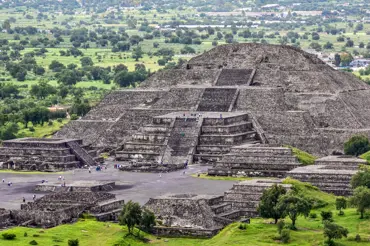 Vědci našli pod mexickou pyramidou tajný tunel. Když vstoupili, viděli zářící koule zlaté barvy