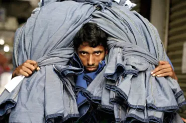 V jakých podmínkách se vyrábí značkové oblečení? Takto to vypadá v továrně v Bangladéši